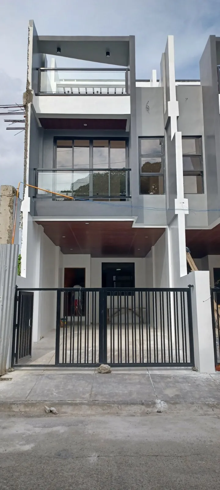 Contemporary 4-Bedroom Townhouse with Roof Deck in Pilar Village, Las Pinas